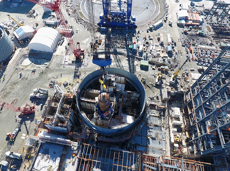 Der erste Dampferzeuger der Kernkraftwerkseinheit Virgil C. Summer-2 wird an seinen Platz im Reaktorgebäude gesetzt.