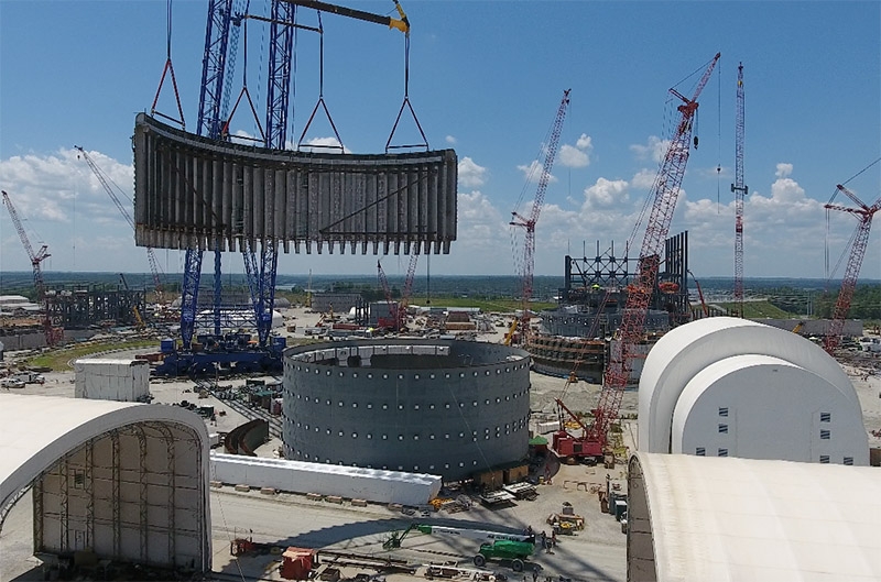 Das Modul CA-03 wird vom Montageplatz gehoben und in das Reaktorgebäude der AP1000-Einheit Virgil C. Summer-2 gesetzt.
