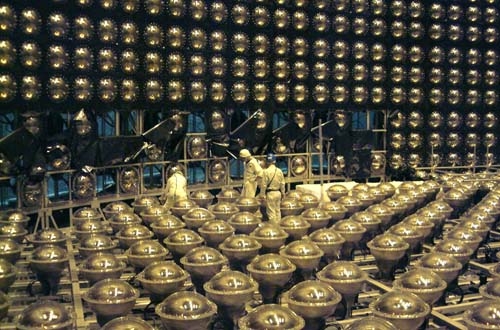 Le détecteur Super Kamiokande disposé à près de 1000 m sous terre est destiné non seulement à l&#39;expérience T2K, mais également à l&#39;observation de neutrinos issus du cosmos et à la mise en évidence pas encore réalisée de la désintégration de protons.