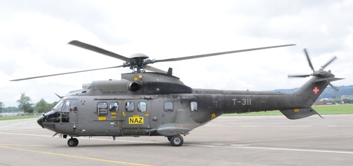 L’hélicoptère d’aéroradiométrie de la Centrale nationale d’alarme (Cenal) – un Aérospatiale Super Puma – est mis à disposition par les Forces aériennes suisses.