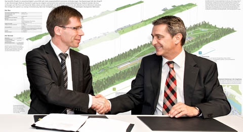 Joël Mesot, Direktor des PSI (links), und Peter Limacher, CEO Alpiq InTec AG, bei der Unterzeichnung des Totalunternehmer-Werkvertrags.