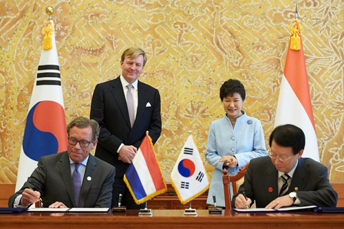 In Anwesenheit des niederländischen Königs Willem-Alexander und der südkoreanischen Präsidentin Park Geun-hye unterschreiben Dirk Jan van den Berg, Vorstandsvorsitzender der TU Delft, und Kaeri-Präsident Jong Kyung Kim eine Absichtserklärung sowie den OYSTER-Vertrag.
