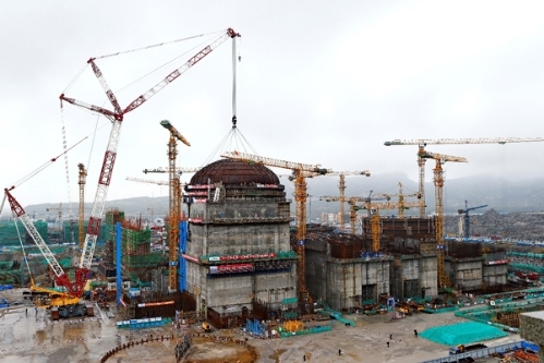 Nach dem Setzen der Reaktorkuppel stehen bei Tianwan-5 die Installationsarbeiten im Containment im Fokus.
