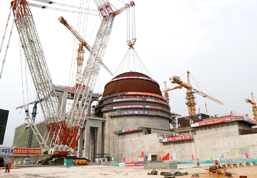 Die Containmentkuppel der WWER-1000-Einheit Tianwan-4 ist Ende September 2015 auf das Reaktorgebäude gesetzt worden.