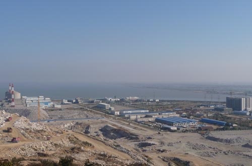 Die Vorarbeiten für die zweite Bauphase in Tianwan haben bereits begonnen. Im Hintergrund sieht man Block 1 und 2 der ersten Bauphase sowie die Kraftwerksverwaltung.