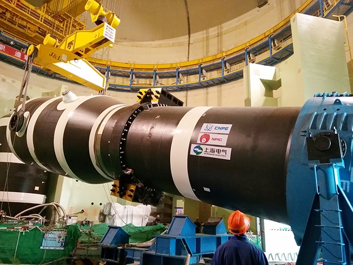 Der zweite Dampferzeuger von Tianwan-6 wird an seinen Platz im Reaktorgebäude gehoben.