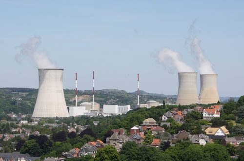 Tihange-1 (PWR, 962 MW), 25 km südwestlich von Lüttich gelegen, soll doch erst 2025 statt 2015 vom Netz genommen werden, da die belgische Regierung andernfalls Engpässe in der Stromversorgung befürchtet.