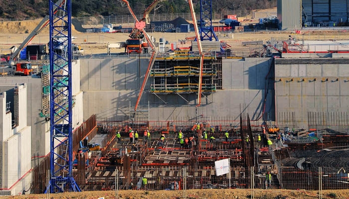 Im Nordosten der Tokamakgrube wird der erste Beton für das Fundament des Tritiumgebäudes gegossen.