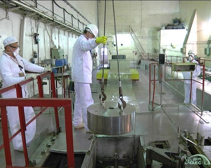 Les assemblages combustibles usés endommagés de Tchernobyl 1 sont retirés de la piscine de refroidissement.