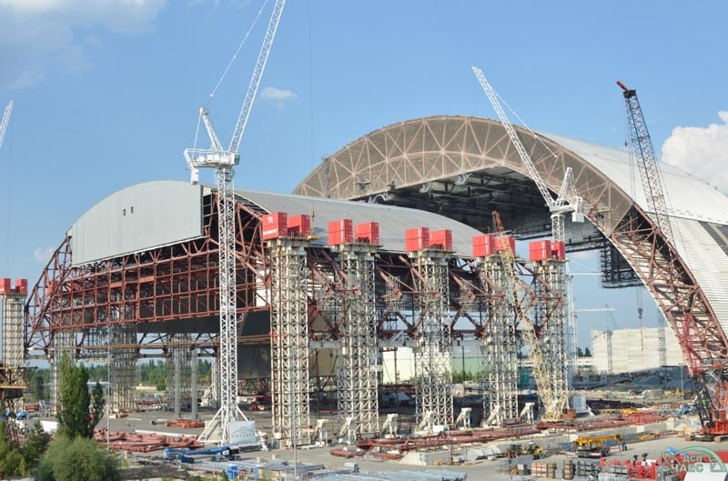 Die westliche Teilkonstruktion der neuen Sicherheitshülle für Tschernobyl-4 wird auf 33 m angehoben.