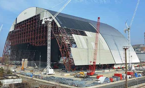 Die an der Geber-Konferenz vom 29. April 2015 zugesagten Beiträge der Staatengemeinschaft ermöglichen eine unverzügliche Fortsetzung der Arbeiten zur Fertigstellung der neuen Schutzhülle, die über den bestehenden Sarkophag des vierten Reaktorblocks von Tschernobyl geschoben werden soll.
