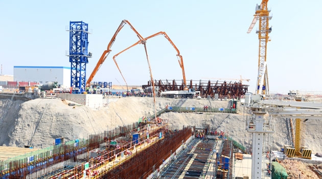 Am Standort Shidaowan wird der Beton für die Turbinenhalle der CAP1400-Demonstratonseinheit gegossen.