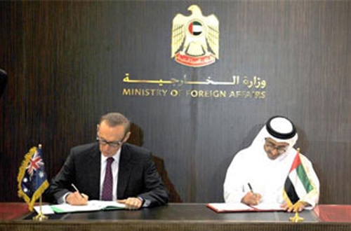 Les ministres des Affaires étrangères Bob Car et Cheik Abdullah bin Zayed Al Nahyan signent un accord pour l'utilisation pacifique de l'énergie nucléaire.