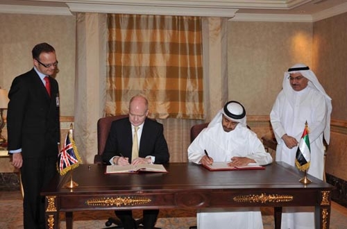 Die Aussenminister Grossbritanniens und der VAE unterzeichnen ein Nuklearabkommen.
