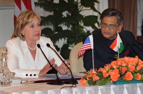 Die amerikanische Aussenministerin, Hillary Clinton, und ihr indischer Amtskollege, S.M. Krishna, erläutern den Medien die Ergebnisse des Treffens.