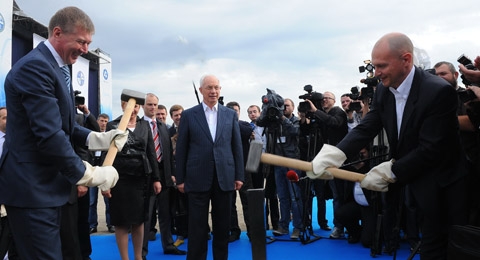 Célébration du lancement des travaux de construction de l’usine de combustible de Smoline, en présence du Premier ministre ukrainien Mikola Azarov (au centre de la photo).