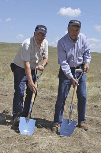 Glenn Catchpole (à droite), président et CEO d&#39;Uranerz Energy, et George Hartman, directeur général adjoint et COO, lors du premier coup de pioche donné à la nouvelle installation d&#39;extraction d&#39;uranium in situ Nichols Ranch, dans le Wyoming.