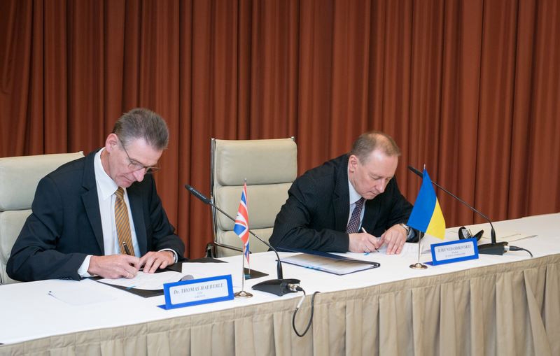 Thomas Haeberle, CEO der Urenco, und Juri Nedaschkowski, Präsident der Energoatom, unterzeichnen einen Vertrag zur Lieferung angereicherten Urans.