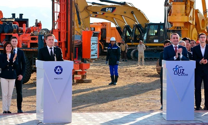Le 19 octobre 2018: Alexeï Lichatchev (à gauche) et Alicher Sultanov célèbrent le lancement des études approfondies de sites en vue de la construction de la première centrale nucléaire ouzbèk.