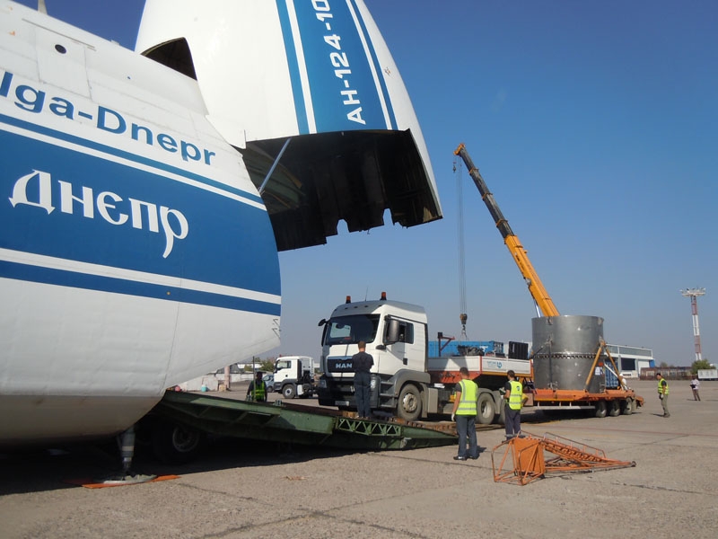 Der Lastwagen, auf dem sich der Behälter mit dem bestrahlten flüssigen HEU-Brennstoff befindet, fährt in den Laderaum des AN-124-Frachtflugzeuges hinein.