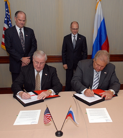 Filip G. Sewell, vice-président de l&#39;Usec (devant, à g.) et Alexeï A. Grigoriev, directeur général de la Tenex, signent le nouvel accord sur la poursuite des livraisons d&#39;uranium. La signature a eu lieu en présence de John K. Welch, président de l&#39;Usec (derrière, à g.), et de Sergeï Kiriyenko, directeur général de Rosatom.