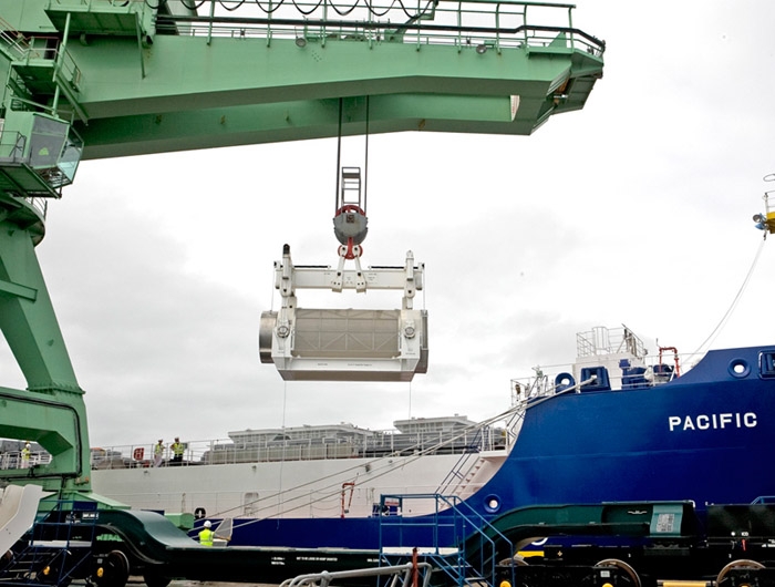 Ein Behälter mit verglastem hochaktivem Abfall wird auf die «Pacific Grebe» verladen. Das Transportschiff hat den britischen Heimathafen Barrow am 14. Februar 2014 verlassen und gelangt über das Kap der Guten Hoffnung nach Japan.