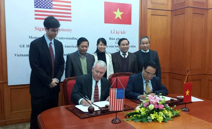 GEH-CCO und -Vizepräsident David Durham und Varans-Generaldirektor Vuong Huu Tan unterzeichnen die Absichtserklärung im Ministerium für Wissenschaft und Technologie in Hanoi.