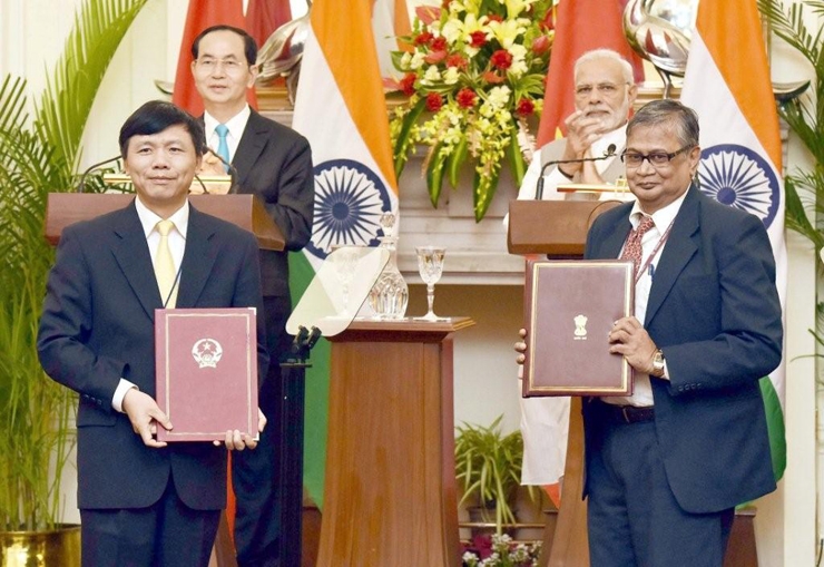 Vertreter des Vietnam Atomic Energy Institute (links) und des indischen Global Center for Nuclear Energy Partnership haben Anfang März 2018 in Neu-Delhi im Beisein ihrer Regierungschefs das Abkommen zur Stärkung der Zusammenarbeit im Nuklearsektor unterzeichnet.
