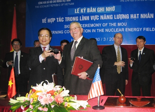 Vizeminister Le Dinh Tien und Botschafter Michalak stossen auf die Unterzeichnung einer bilateralen Erklärung zur nuklearen Kooperation an.