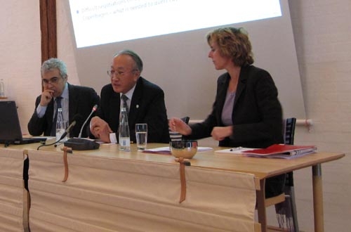 Nobuo Tanaka (au centre), directeur de l’AIE, et Fatih Birol, économiste en chef, présentent le World Energy Outlook 2009.