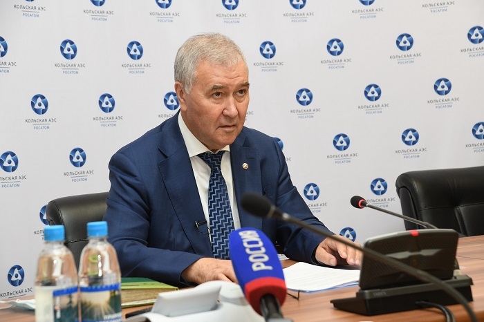 Le directeur de la centrale de Kola, Vassili Omeltchouk, annonce le calendrier de construction de Kola II.