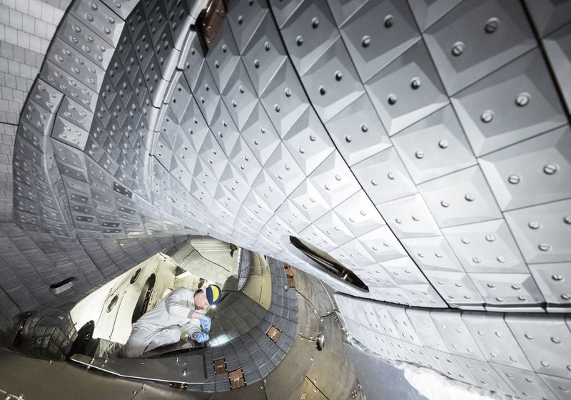 Coup d’œil à l’intérieur de la cuve du plasma de l’installation de fusion Wendelstein 7-X, à l’Institut Max-Planck de Physique des Plasmas (IPP) de Greifswald – la plus grande installation de fusion du type stellarator au monde.