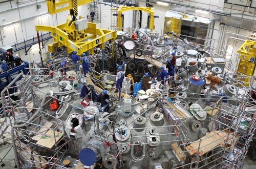 Mitte November 2011 wurde im Projekt Wendelstein 7-X das letzte der fünf Module in Millimeterarbeit auf das Maschinenfundament gesetzt.