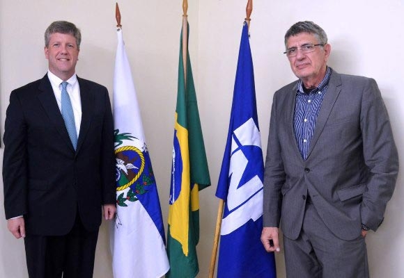 Graham Cable (links), Vizepräsident der Westinghouse, und Jaime Wallwitz Cardoso, Präsident der Nuclep, haben Mitte Juni 2015 in Rio de Janeiro eine Absichtserklärung zur Zusammenarbeit bei der Herstellung von Komponenten für AP1000-Reaktoren in Brasilien unterzeichnet.