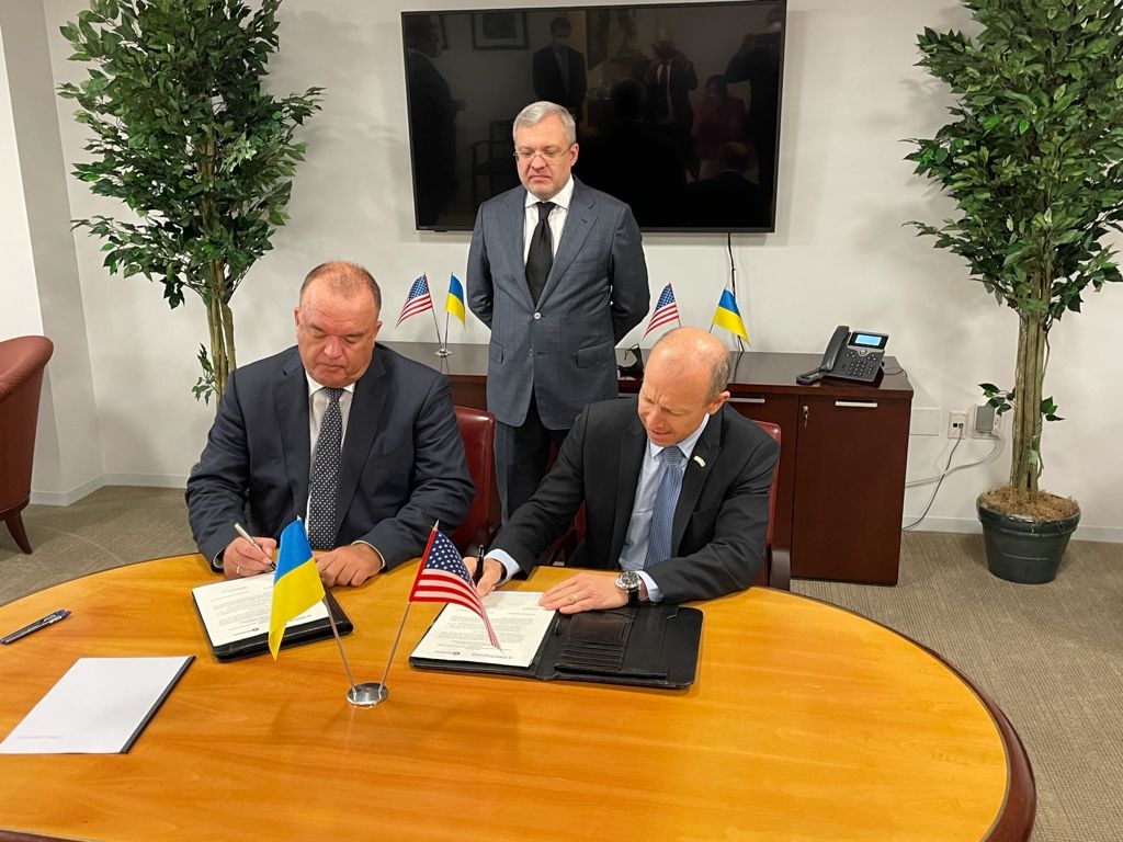 Petro Kotin (links), amtierender Präsident der Energoatom, und Patrick Fragman, Präsident und CEO der Westinghouse, unterzeichnen die Vereinbarung.