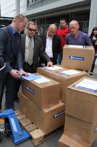 Une partie des 75 boîtes de documents d&#39;un poids total de 1,5 tonne, que les trois fournisseurs ont remises à la CEZ le 2 juillet 2012.