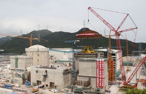 Die Containmentkuppel der vierten Einheit des Kernkraftwerks Yangjiang ist im Juni 2014 auf das Reaktorgebäude gesetzt worden.