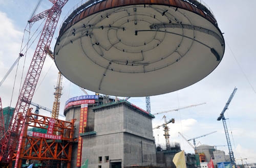 Die Reaktorkuppel für die dritte Einheit des Kernkraftwerks Yangjiang ist auf das Reaktorgebäude gesetzt worden.