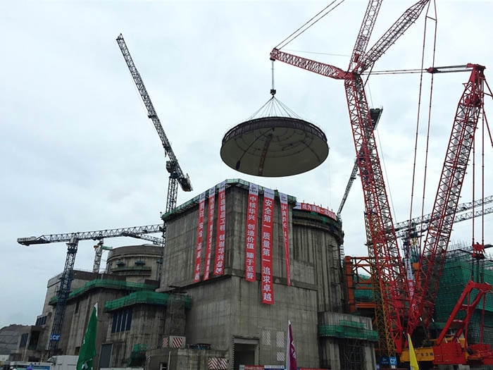 Die Containmentkuppel für die sechste Einheit des Kernkraftwerks Yangjiang wird platziert.