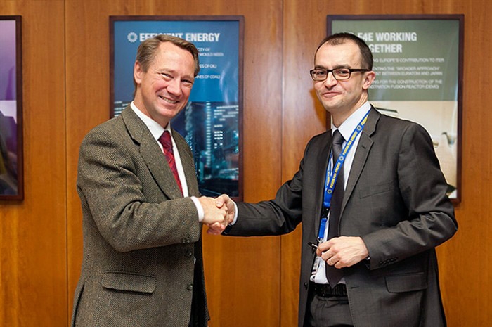 Le prof. Henrik Bindslev, directeur de F4E (à gauche sur la photo), et Benoît Hilbert, directeur-général d’Air Liquide, se félicitent après la signature du contrat.