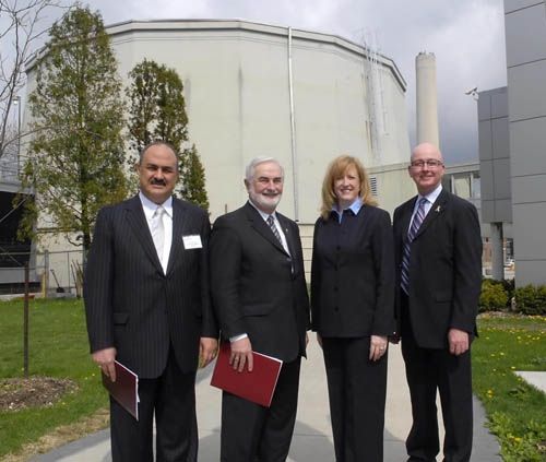 De gauche à droite: Mo Elbestawi, le vice-président, Recherche et Affaires internationales de l’Université McMaser, Peter George, le recteur de l’Université McMaster, Lisa Raitt, la ministre de Ressources naturelles Canada, et le député David Sweet, devant le réacteur nucléaire de l’Université McMaster.