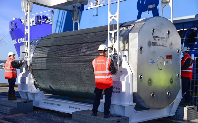 Chargement d’un conteneur de combustible mox à bord du «Pacific Egret».