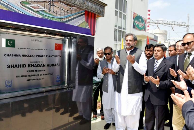 pakistanische Premierminister Shahid Khaqan Abasi (Mitte) beim Bittgebet nach der Enthüllung der Gedenktafel zum Einweihung von Chashma-4 – der fünften Kernkraftwerkseinheit des Landes.