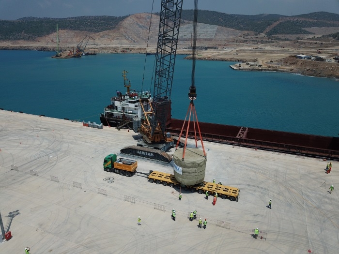 Le récupérateur de corium destiné à la tranche 1 arrive sur le chantier d’Akkuyu, dans la province de Mersin, dans le sud de la Turquie.
