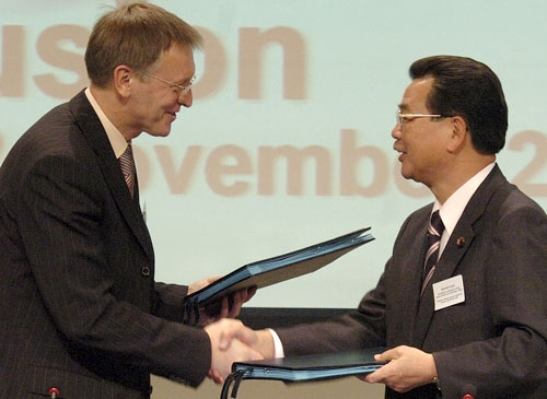 Janez Potočnik, EU-Kommissar für Wissenschaft und Forschung, und Toshiei Mizuochi, stellvertretender Bildungs- und Forschungsminister, haben ein Abkommen über ein breit angelegtes Konzept für die Fusionsenergie unterzeichnet