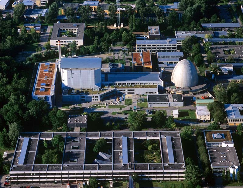 Le démantèlement ne concerne que l’intérieur de l’œuf atomique. L’enveloppe, classée monument historique, restera. A gauche sur la photo, la source de neutrons de recherche Heinz-Maier-Leibnitz (FRM II).