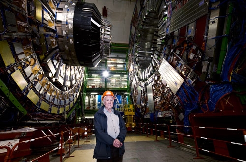 Der britische Physiker Peter Higgs - bei einem Besuch am Cern im April 2008 - hat die Existenz des nach ihm benannten Elementarteilchens bereits vor mehr als 40 Jahren vorhergesagt.