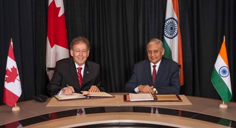 Michael Binder, Präsident der CNSC (links), unterzeichnet das Verwaltungsabkommen im Beisein von Nirmal Kumat Verma, Hochkommissar Indiens in Kanada.