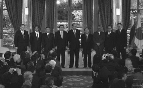 Die sieben Unterzeichner des Iter-Abkommens (von links nach rechts): Wladimir Trawin (Russland), Kim Woo Sik (Südkorea), Takeshi Iwaya (Japan), José Manuel Barroso, Jacques Chirac, Xu Guanhua (China), Anil Kakodhar (Indien), Raymond Orback (USA) und Janez Potocnik (EU).