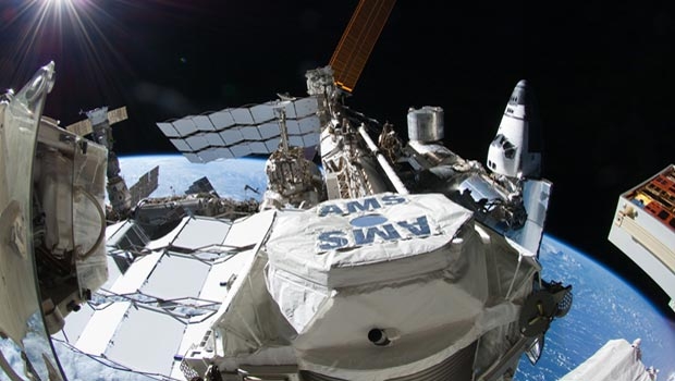 Von der Internationalen Raumstation (ISS) aus sammelt das Alpha-Magnet-Spektrometer (AMS) Daten kosmischer Teilchen, die den Detektor durchqueren.